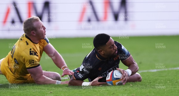 251025 - Newport RFC v Ospreys, United Rugby Championship - Phil Cokanasiga of Ospreys races in to score try