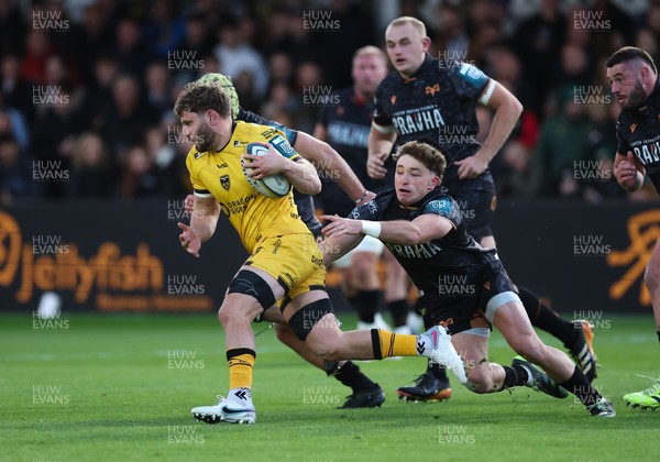 251025 - Newport RFC v Ospreys, United Rugby Championship - Thomas Young of Dragons breaks away
