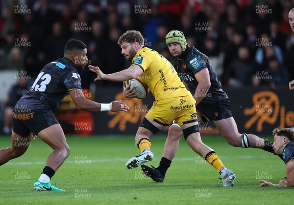 251025 - Newport RFC v Ospreys, United Rugby Championship - Thomas Young of Dragons breaks away