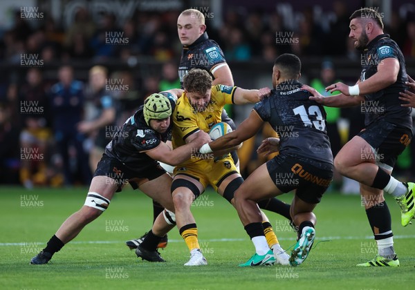 251025 - Newport RFC v Ospreys, United Rugby Championship - Thomas Young of Dragons breaks away