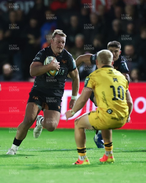 251025 - Newport RFC v Ospreys, United Rugby Championship - Dewi Lake of Ospreys charges forward