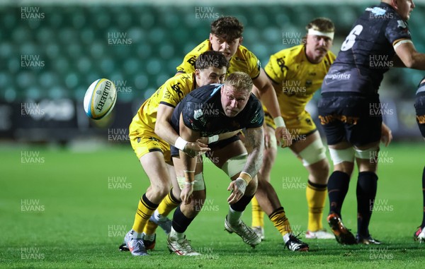 251025 - Newport RFC v Ospreys, United Rugby Championship - Ross Moriarty of Ospreys feeds the ball out