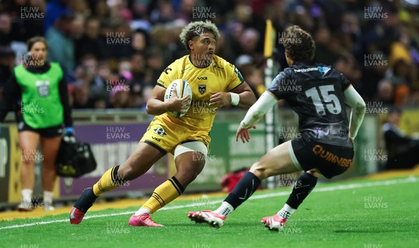 251025 - Newport RFC v Ospreys, United Rugby Championship - Fine Inisi of Dragons looks to attack