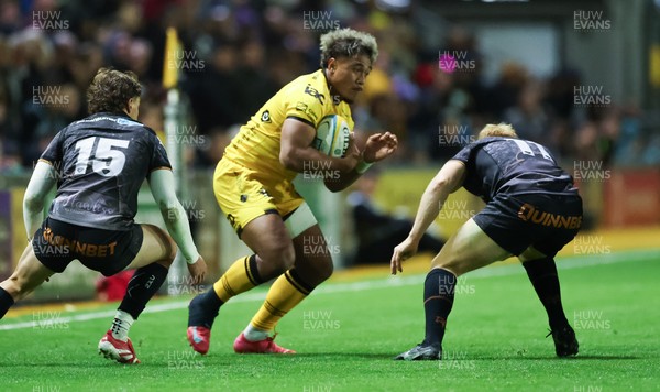 251025 - Newport RFC v Ospreys, United Rugby Championship - Fine Inisi of Dragons looks to attack