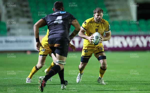 251025 - Newport RFC v Ospreys, United Rugby Championship - Thomas Young of Dragons takes on Ryan Smith of Ospreys