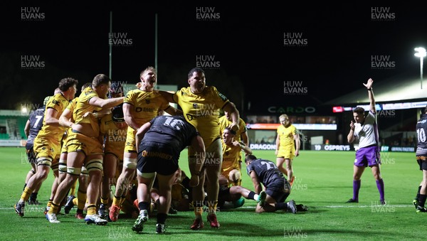 251025 - Newport RFC v Ospreys, United Rugby Championship - Dragons celebrate as Oli Burrows of Dragons powers over to score try
