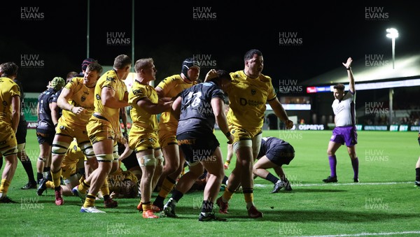 251025 - Newport RFC v Ospreys, United Rugby Championship - Dragons celebrate as Oli Burrows of Dragons powers over to score try
