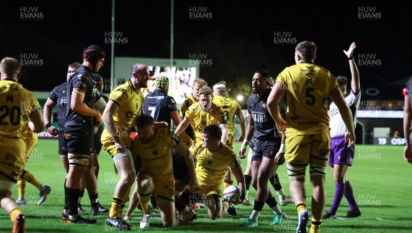 251025 - Newport RFC v Ospreys, United Rugby Championship - Dragons celebrate as Oli Burrows of Dragons powers over to score try