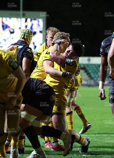251025 - Newport RFC v Ospreys, United Rugby Championship - Dragons celebrate as Oli Burrows of Dragons powers over to score try
