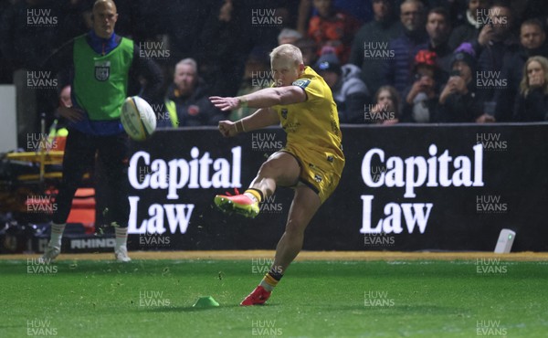 251025 - Newport RFC v Ospreys, United Rugby Championship - Tinus de Beer of Dragons misses a penalty late in the game