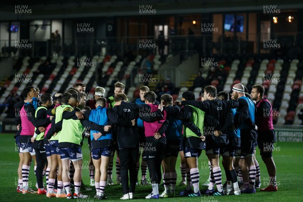 091223 - Dragons RFC v Oyonnax Rugby - EPCR Challenge Cup - Dragons team go into a huddle before the match