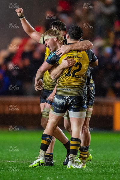 010124 - Dragons RFC v Scarlets - United Rugby Championship - Aaron Wainwright of Dragons and Harri Ackerman of Dragons celebrate their win