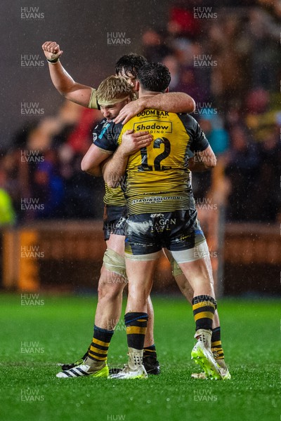 010124 - Dragons RFC v Scarlets - United Rugby Championship - Aaron Wainwright of Dragons and Harri Ackerman of Dragons celebrate their win