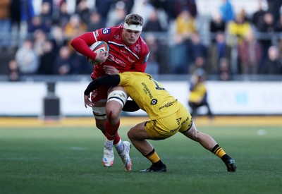 010126 - Dragons RFC v Scarlets - United Rugby Championship - Taine Plumtree of Scarlets is tackled by  Ewan Rosser of Dragons 