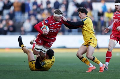 010126 - Dragons RFC v Scarlets - United Rugby Championship - Taine Plumtree of Scarlets is tackled by  Ewan Rosser and Che Hope of Dragons 