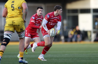 010126 - Dragons RFC v Scarlets - United Rugby Championship - Joe Hawkins of Scarlets 
