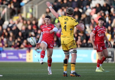 010126 - Dragons RFC v Scarlets - United Rugby Championship - Joe Hawkins of Scarlets 