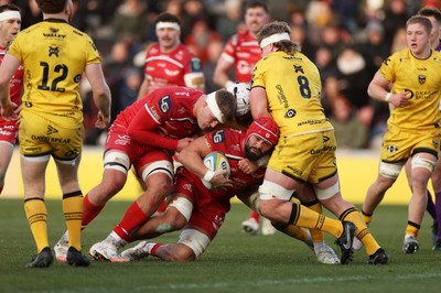 010126 - Dragons RFC v Scarlets - United Rugby Championship - Josh Maceloed of Scarlets is tackled by Aaron Wainwright of Dragons 