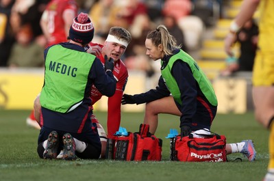 010126 - Dragons RFC v Scarlets - United Rugby Championship - Taine Plumtree of Scarlets is seen to by medical staff