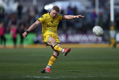 010126 - Dragons RFC v Scarlets - United Rugby Championship - Angus O'Brien of Dragons kicks the conversion