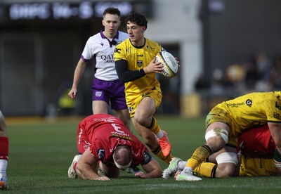 010126 - Dragons RFC v Scarlets - United Rugby Championship - Che Hope of Dragons 