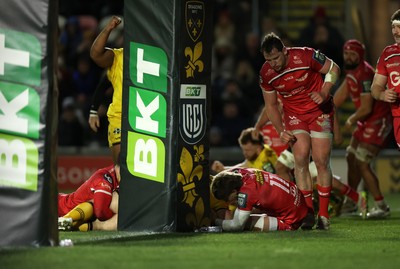 010126 - Dragons RFC v Scarlets - United Rugby Championship - George Roberts of Dragons scores a try