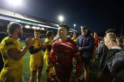 010126 - Dragons RFC v Scarlets - United Rugby Championship - Joe Roberts of Scarlets at full time