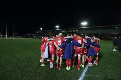 010126 - Dragons RFC v Scarlets - United Rugby Championship - Scarlets team huddle