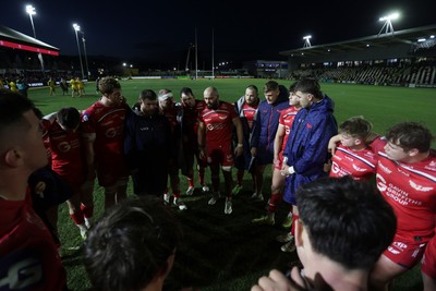 010126 - Dragons RFC v Scarlets - United Rugby Championship - Scarlets team huddle