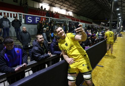 010126 - Dragons RFC v Scarlets - United Rugby Championship - Ben Carter of Dragons with fans