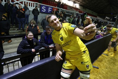 010126 - Dragons RFC v Scarlets - United Rugby Championship - Ben Carter of Dragons with fans