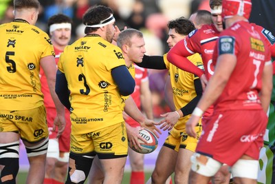 010126 - Dragons RFC v Scarlets - United Rugby Championship - Tinus De Beer of Dragons dives in to scores the first try of the game