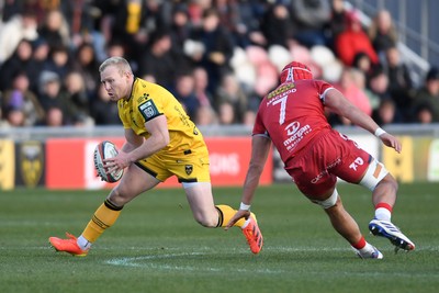 010126 - Dragons RFC v Scarlets - United Rugby Championship - Tinus De Beer of Dragons is challenged by Josh Maceloed of Scarlets