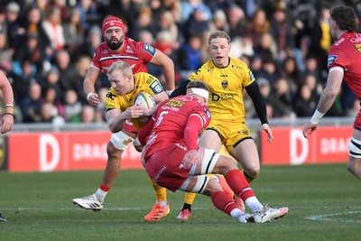 010126 - Dragons RFC v Scarlets - United Rugby Championship - Tinus De Beer of Dragons is challenged by Taine Plumtree of Scarlets