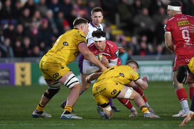 010126 - Dragons RFC v Scarlets - United Rugby Championship - Tom Rogers of Scarlets is challenged by Rodrigo Martinez of Dragons