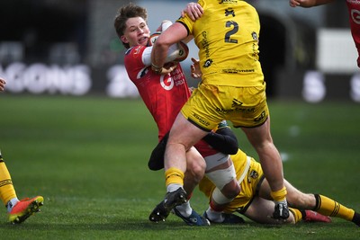 010126 - Dragons RFC v Scarlets - United Rugby Championship - Ellis Mee of Scarlets is challenged by Ollie Burrows of Dragons