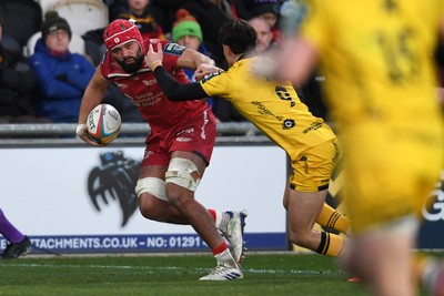 010126 - Dragons RFC v Scarlets - United Rugby Championship - Josh Maceloed of Scarlets