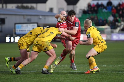 010126 - Dragons RFC v Scarlets - United Rugby Championship - Eddie James of Scarlets is challenged by Tinus De Beer of Dragons