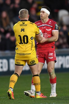 010126 - Dragons RFC v Scarlets - United Rugby Championship - Tinus De Beer of Dragons and Gareth Davies of Scarlets