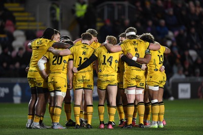 010126 - Dragons RFC v Scarlets - United Rugby Championship - Dragons huddle