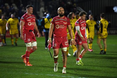 010126 - Dragons RFC v Scarlets - United Rugby Championship - Dejected Josh Maceloed of Scarlets at full time