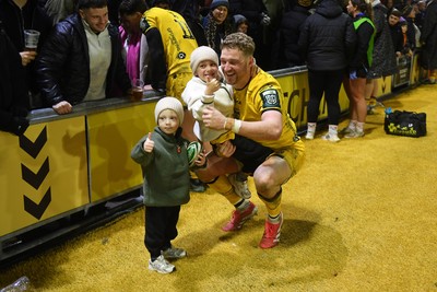 010126 - Dragons RFC v Scarlets - United Rugby Championship - Angus O'Brien of Dragons with family at full time