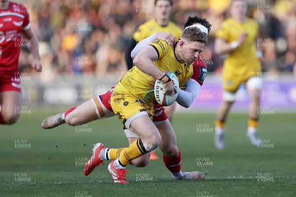 010126 - Dragons RFC v Scarlets - United Rugby Championship - Angus O'Brien of Dragons is tackled by Tom Rogers of Scarlets 
