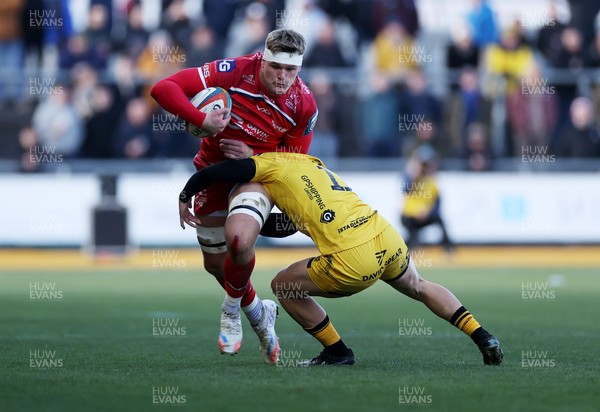 010126 - Dragons RFC v Scarlets - United Rugby Championship - Taine Plumtree of Scarlets is tackled by  Ewan Rosser of Dragons 