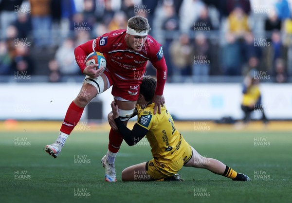 010126 - Dragons RFC v Scarlets - United Rugby Championship - Taine Plumtree of Scarlets is tackled by  Ewan Rosser of Dragons 