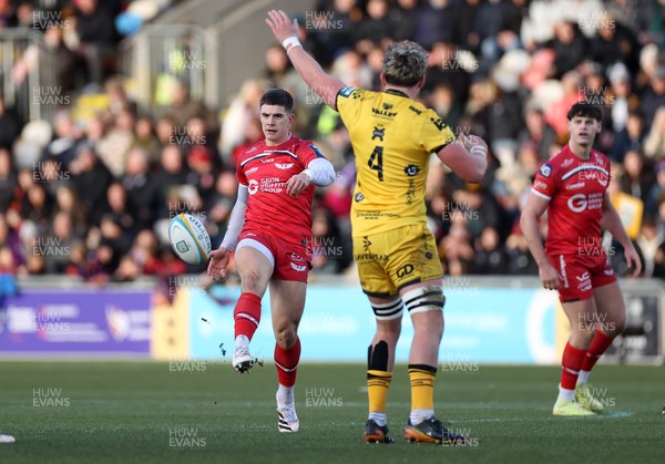 010126 - Dragons RFC v Scarlets - United Rugby Championship - Joe Hawkins of Scarlets 