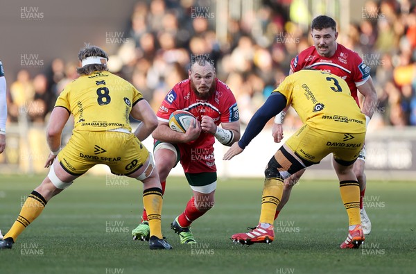 010126 - Dragons RFC v Scarlets - United Rugby Championship - Marnus Van Der Merwe of Scarlets is tackled by Rob Hunt of Dragons 