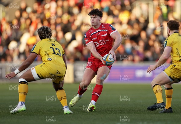 010126 - Dragons RFC v Scarlets - United Rugby Championship - Eddie James of Scarlets 
