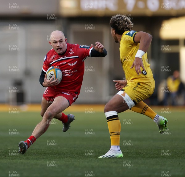 010126 - Dragons RFC v Scarlets - United Rugby Championship - Ioan Nicholas of Scarlets 