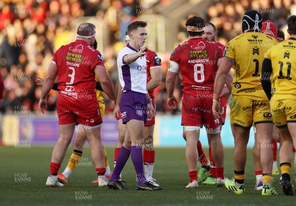 010126 - Dragons RFC v Scarlets - United Rugby Championship - Referee Ben Connor 
